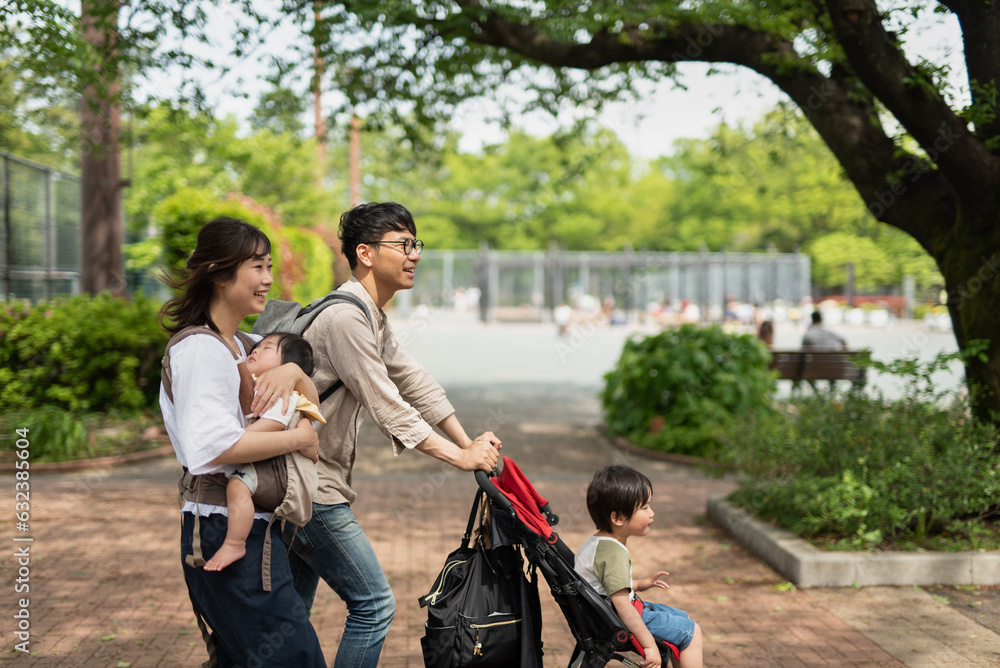 公園を散歩する家族