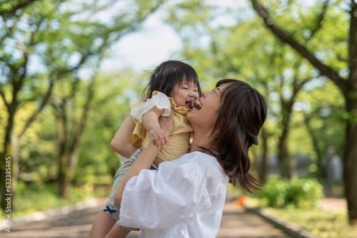 公園で子供と一緒に遊ぶお母さん © monzenmachi