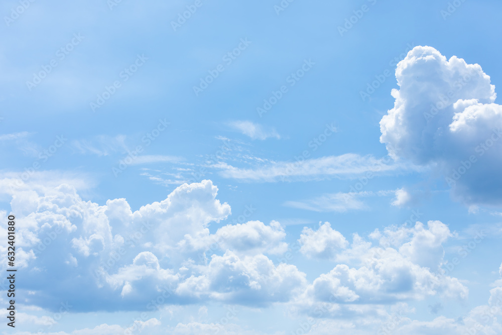 Naklejka premium Blue sky on a sunny day. white cumulus clouds