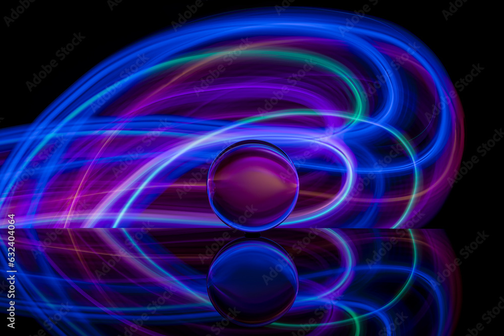 Obraz premium bunte Lichtspuren hinter einer Glaskugel