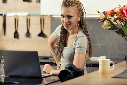 Fotografia Photographer tests DSLR, laptop, and rules