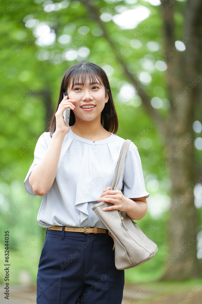 通勤をしている女性