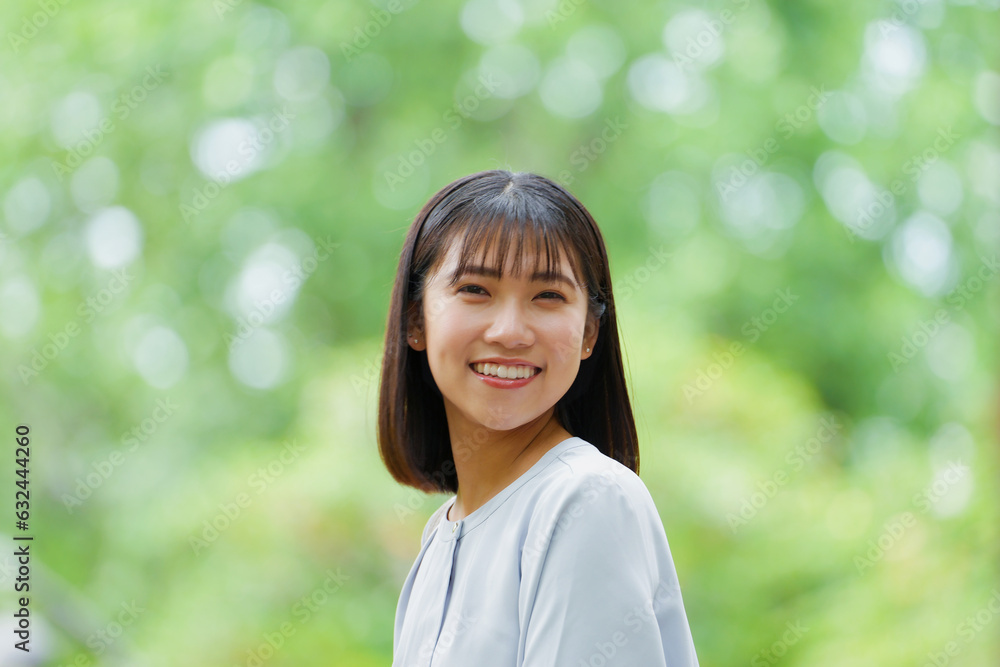 公園で微笑んでいる美しい女性 公園で微笑んでいる美しい女性
