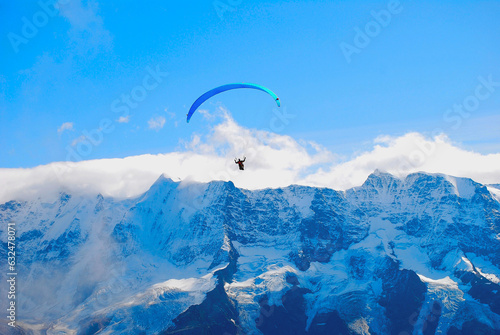 スイスアルプスを飛ぶパラグライダー