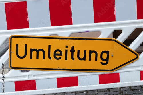 Verkehrszeichen kennzeichnet Umleitung an einer Baustelle