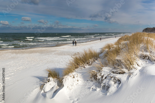 Verschneiter Strand von Zingst, Winterzauber an der Ostsee. photo