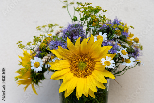 Bunter Feldblumenstrauß mit Sonnenblumen 1