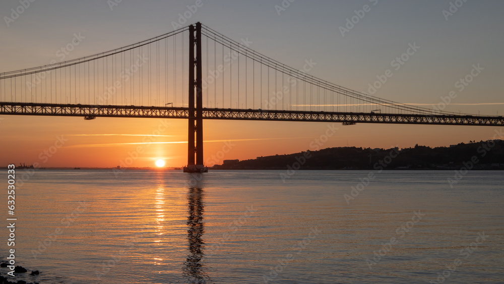 Fototapeta premium Nascer do dia com a ponte 25 de abril em contraste