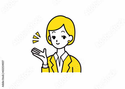 笑顔で紹介するスーツの女性