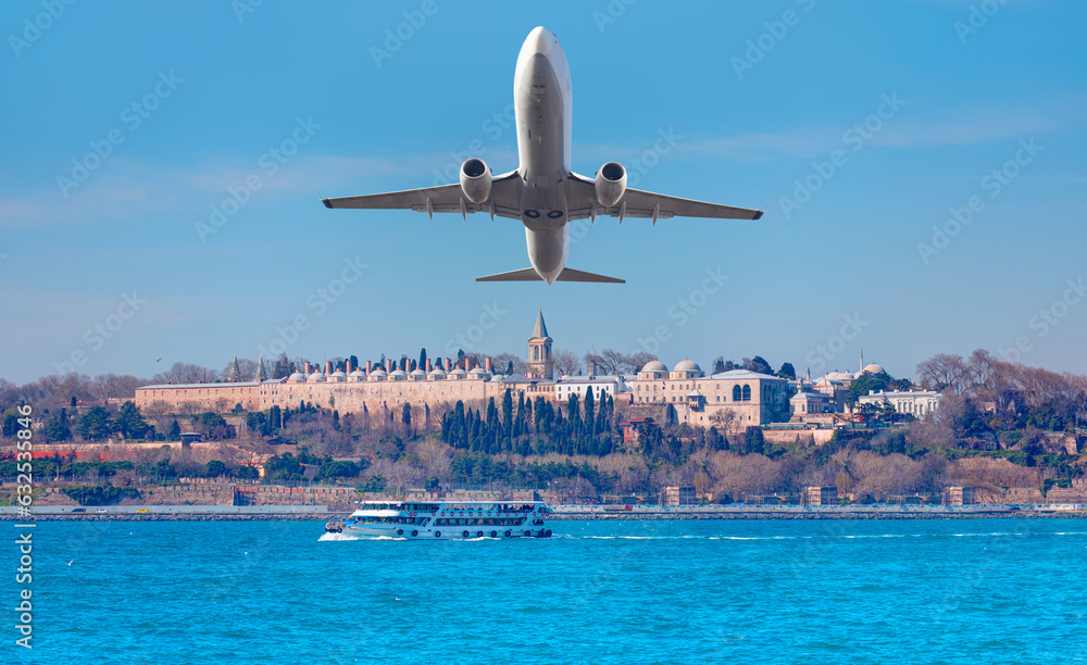 Fototapeta premium Airplane flying over Topkapi Palace - Istanbul, Turkey