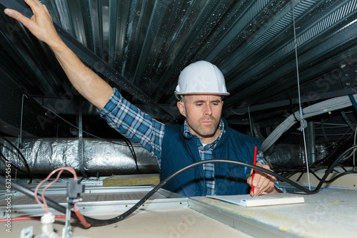 Quadro su tela contractor in roof space making notes