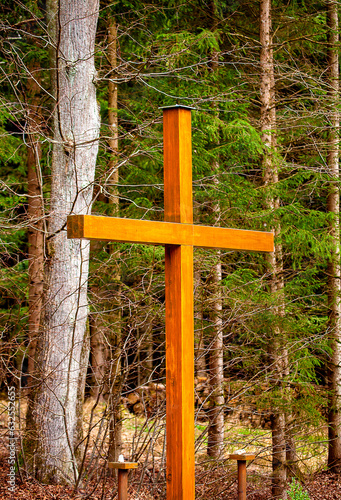 Kreuz im Wald photo