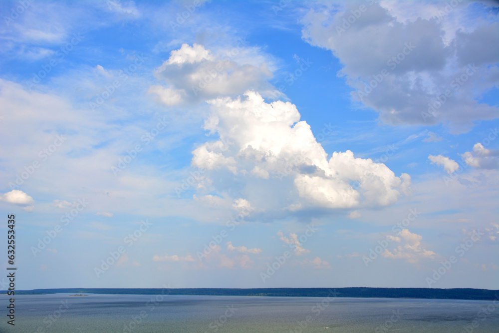 Obraz premium sky with white clouds flying above the sea isolated copy space 