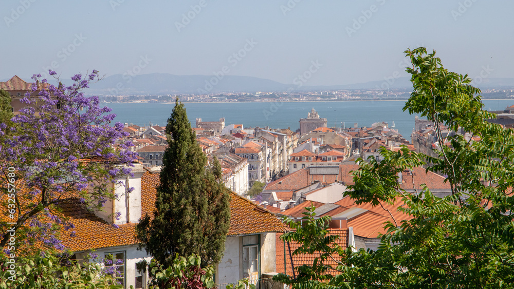 Vista sobre a cidade de Lisboa e o rio Tejo