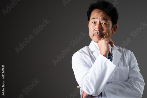 悩むミドル男性　医療イメージ   © aijiro