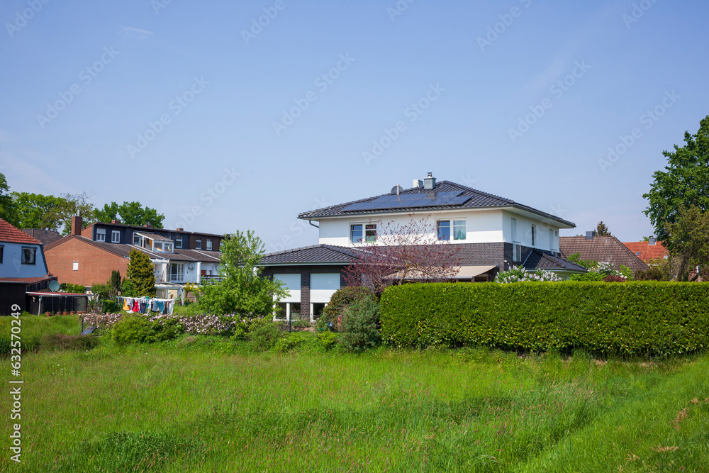 Modernes Wohnhaus am Fluss Wörpe im Frühling, Lilienthal, Niedersachsen, Deutschland