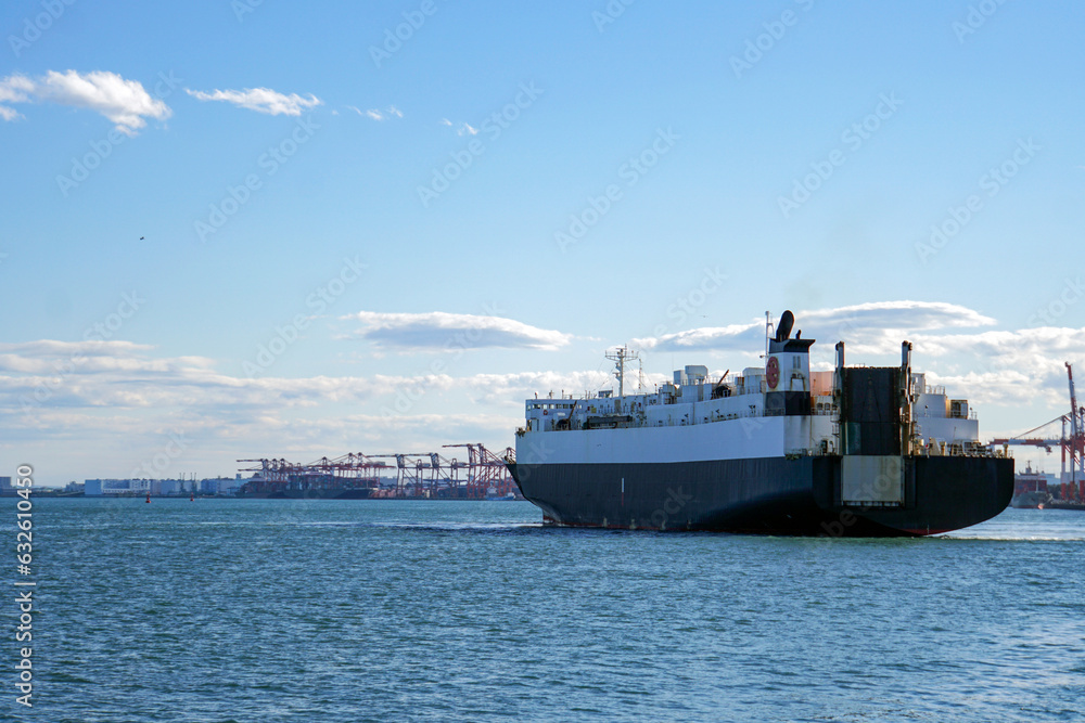 東京湾から出港する貨物船