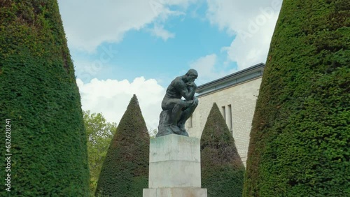 Sculpture of the thinker in the garden of the Rodin Museum