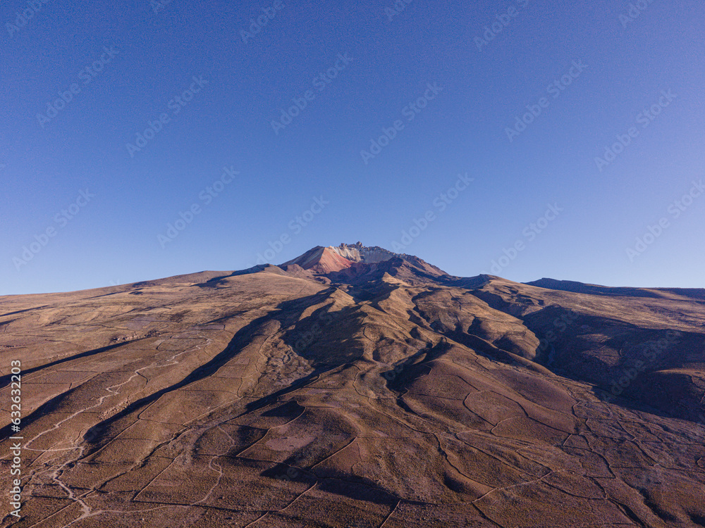 Naklejka premium volcan thunupa al borde del salar de uyuni