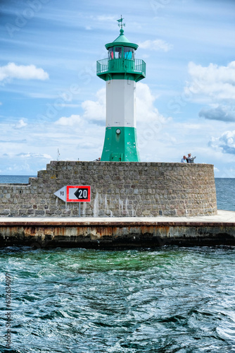 Schiff, Meer, Ostsee, Nordsee, Leuchtturm, Trüb, Wasseroberfläche, Wellen, Urlaub, Ferien, Ferienhaus, Ferienwohnung, Hotel, Unterkunft, Verpflegung, Entspannung, Seebrücke, Binz, Rügen, Schifffahrt