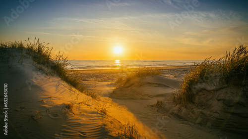 Weg zwischen den Dünen führt zum Strand bei Sonnenuntergang