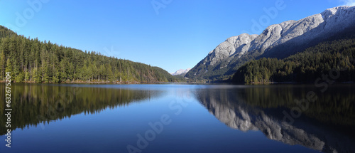 Fototapeta Naklejka Na Ścianę i Meble -  Peaceful lake reflecting surrounding mountains