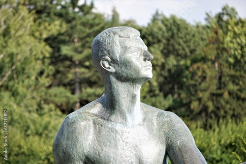 Rzeźba przedstawiająca mężczyznę spoglądającego w górę