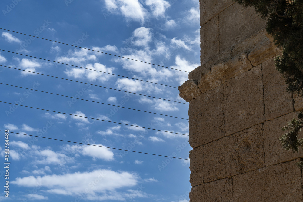 Torre romana y cables contemporáneos