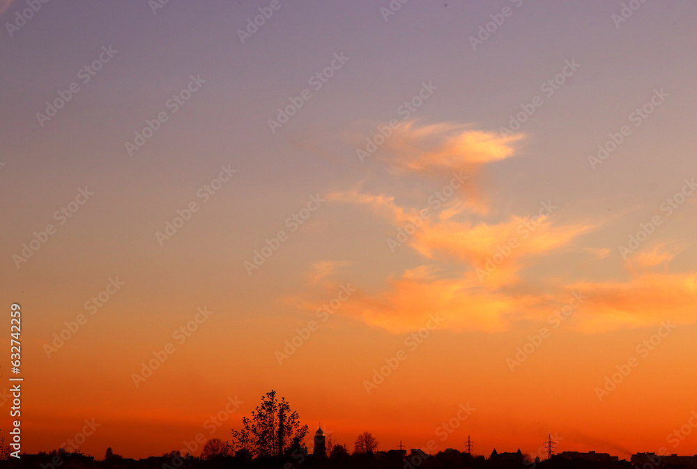 Fototapeta premium A city skyline against a colorful sunset.