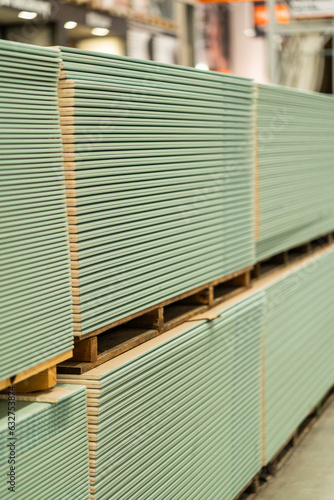 Obraz na płótnie gypsum cardboard - building materials price w salonie
