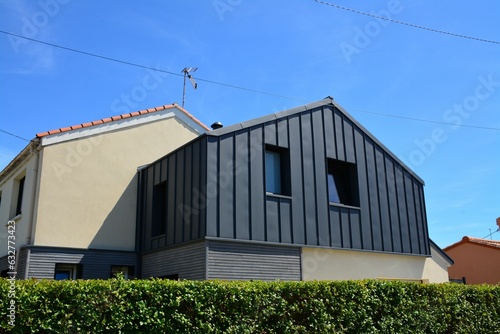 Fotobehang Extension de maison individuelle - Bardage de façade et toiture en zinc