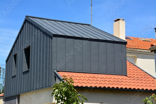 Extension de maison individuelle - Bardage de façade et toiture en zinc photo