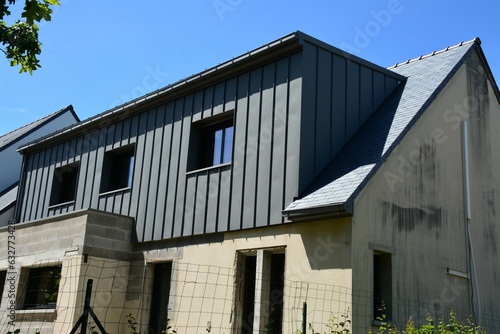 Surélévation maison - Bardage de façade en zinc - Toiture en ardoises	