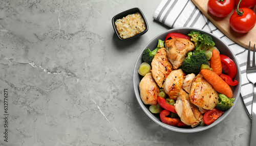 Canvastavla Delicious cooked chicken and vegetables on grey marble table, flat lay with space for text