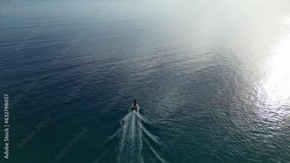 toma desde un drone de un bote rustico en una playa del caribe