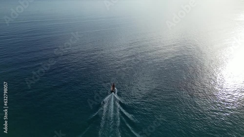 toma desde un drone de un bote rustico en una playa del caribe photo