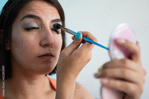 Hermosa chica arreglándose en la recamara de su cuarto  photo