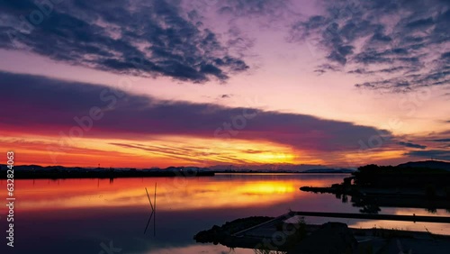 静かな湖面に映える朝日

