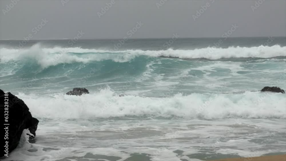 台風襲来時の奄美の天気の色と風と雨。