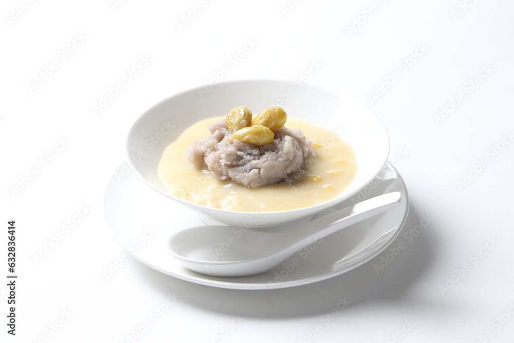 chef braised purple yam taro paste soup with gingku nut and coconut milk cream sauce asian in white bowl teo chew traditional hot sweet dessert halal food vegan menu for Hong Kong cafe