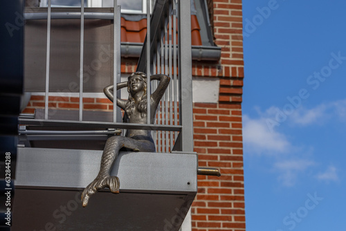 Skulptur einer Meerjungfrau auf einem Balkon photo