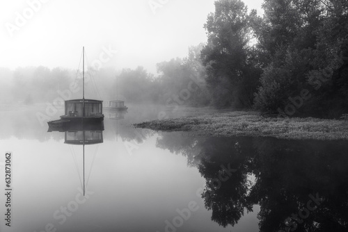 Schilderij op canvas Cabane péniche sur lac. Village Toue