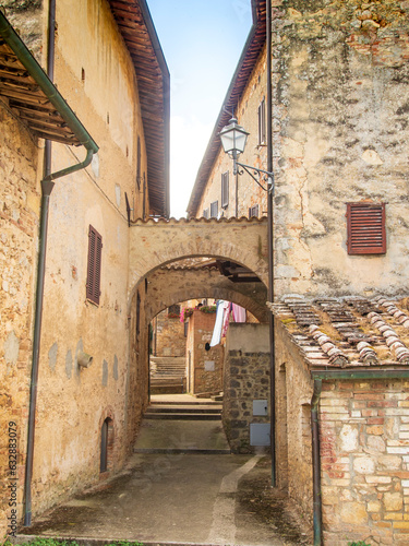 Fototapeta Naklejka Na Ścianę i Meble -  Italia, Toscana, Siena, Monteriggioni, il borgo di Abbadia Isola.