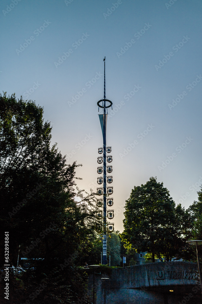 Obraz premium Large midsummer pole in twilight sky