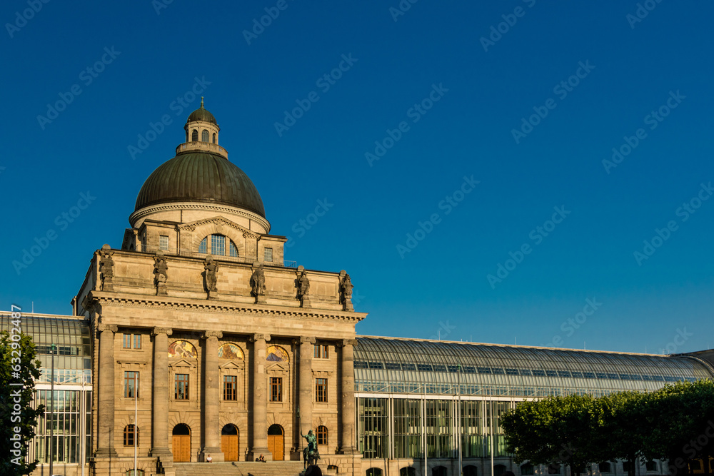 Obraz premium Stately stone building in Munich with columns