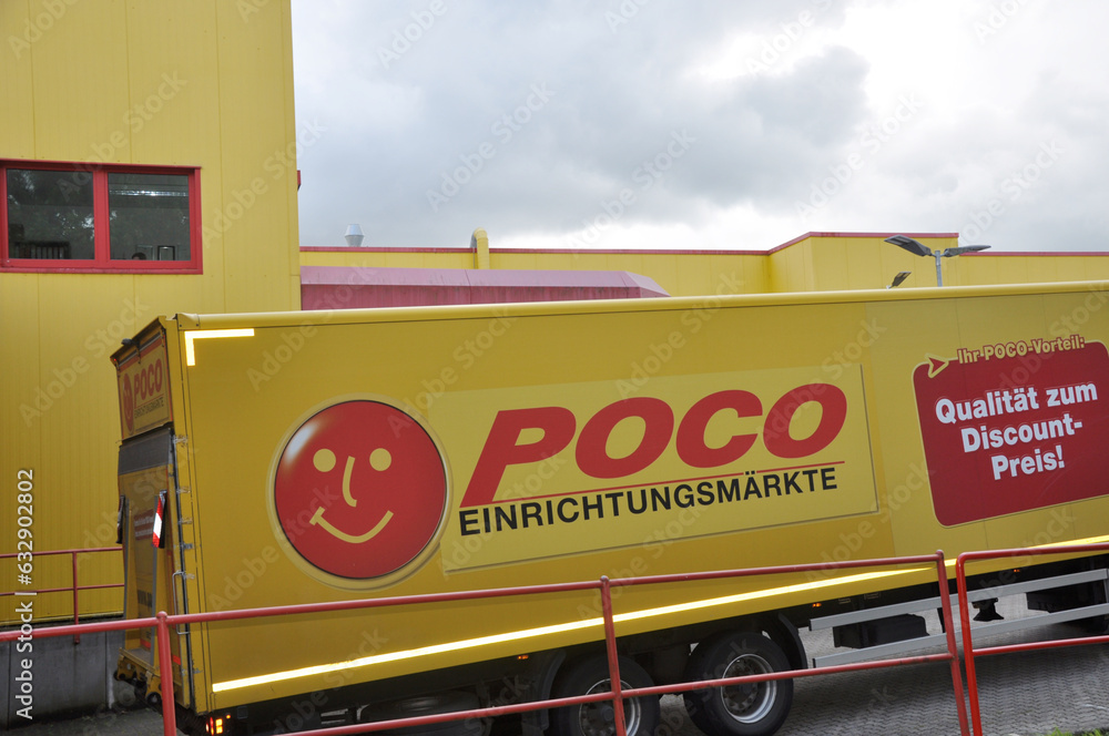 Was Kostet Lieferung Und Montage Bei Poco POCO Einrichtungsmärkte: LKW mit roten und gelben Logo bringt