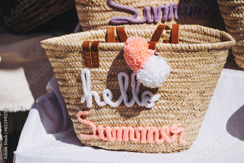 Beau panier en osier pour l'été avec texte "Hello Summer" en laine - Accessoire de mode coloré