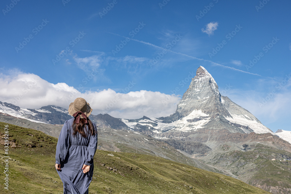 スイス旅行する女性