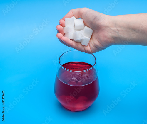 Wrzucać cukier do szklanki z sokiem 