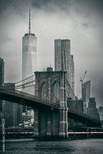 Brooklyn bridge and One World Trade Center on a cloudy morning © Michel
